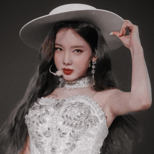         Je ne regarderai ni l'or du soir qui tombe,

　    Ni les voiles au loin descendant vers Harfleur,

　　Et quand j'arriverai, je mettrai sur ta tombe

　    Un bouquet de houx vert et de bruyère en fleur.