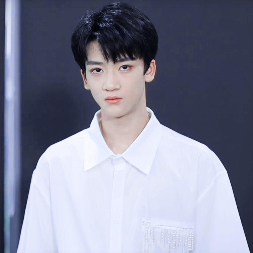 【TF家族三代邓佳鑫】
邓佳鑫头像.
[抱图点赞&收藏专辑 二改二传注明]
[重庆夏日©自截自调 请尊重劳动成果]