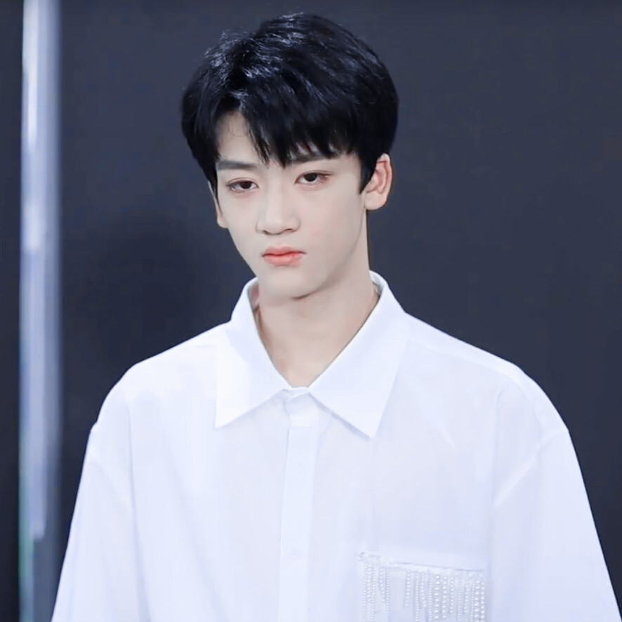 【TF家族三代邓佳鑫】
邓佳鑫头像.
[抱图点赞&收藏专辑 二改二传注明]
[重庆夏日©自截自调 请尊重劳动成果]