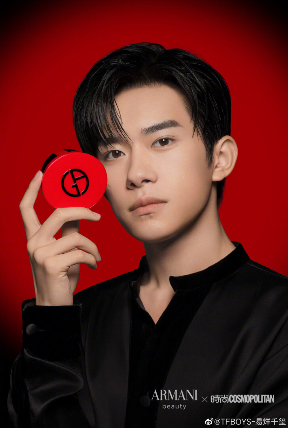 易烊千玺 x 阿玛尼 cr.logo