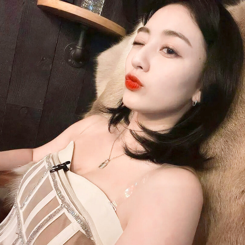 就爱修明艳的美女