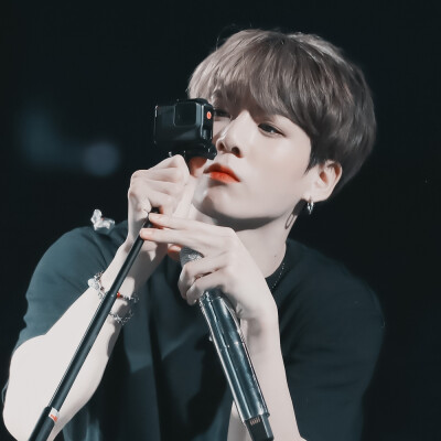 浪漫与爱同行
Jungkook/田柾国
cr.BITBYBIT_JK‬
背景图cr.柏讯
©闵雨汐