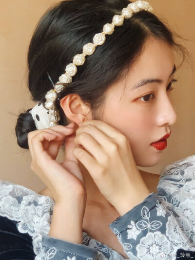 腰链当头饰 摄影师真的很棒棒～
造型有点小赫本风
cr@李_玲慧_ ​