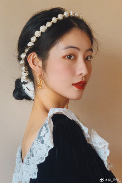 腰链当头饰 摄影师真的很棒棒～
造型有点小赫本风
cr@李_玲慧_ ​