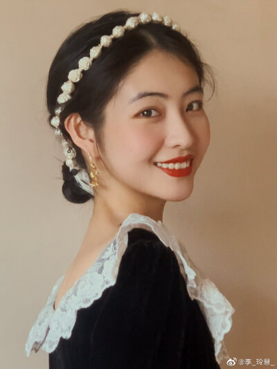 腰链当头饰 摄影师真的很棒棒～
造型有点小赫本风
cr@李_玲慧_ ​
