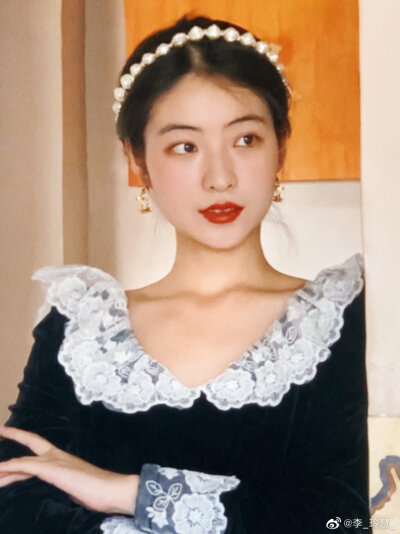 腰链当头饰 摄影师真的很棒棒～
造型有点小赫本风
cr@李_玲慧_ ​