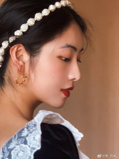 腰链当头饰 摄影师真的很棒棒～
造型有点小赫本风
cr@李_玲慧_ ​