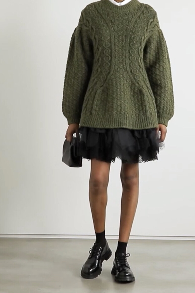 Simone Rocha 的 2021 秋冬秀台上，各式丰盈浪漫的廓形设计令本站买手印象深刻。其中这款绞花针织毛衣采用质感奢华的羊驼毛羊毛混纺面料制成，蓬软灯笼袖和微微起伏的荷叶腰摆更添柔美。不妨参考大秀造型，搭配绢网半身裙和靴子穿着。