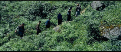 电视剧《鬼吹灯之怒晴湘西》截图，卸岭魁首陈玉楼带着众人观瓶山。