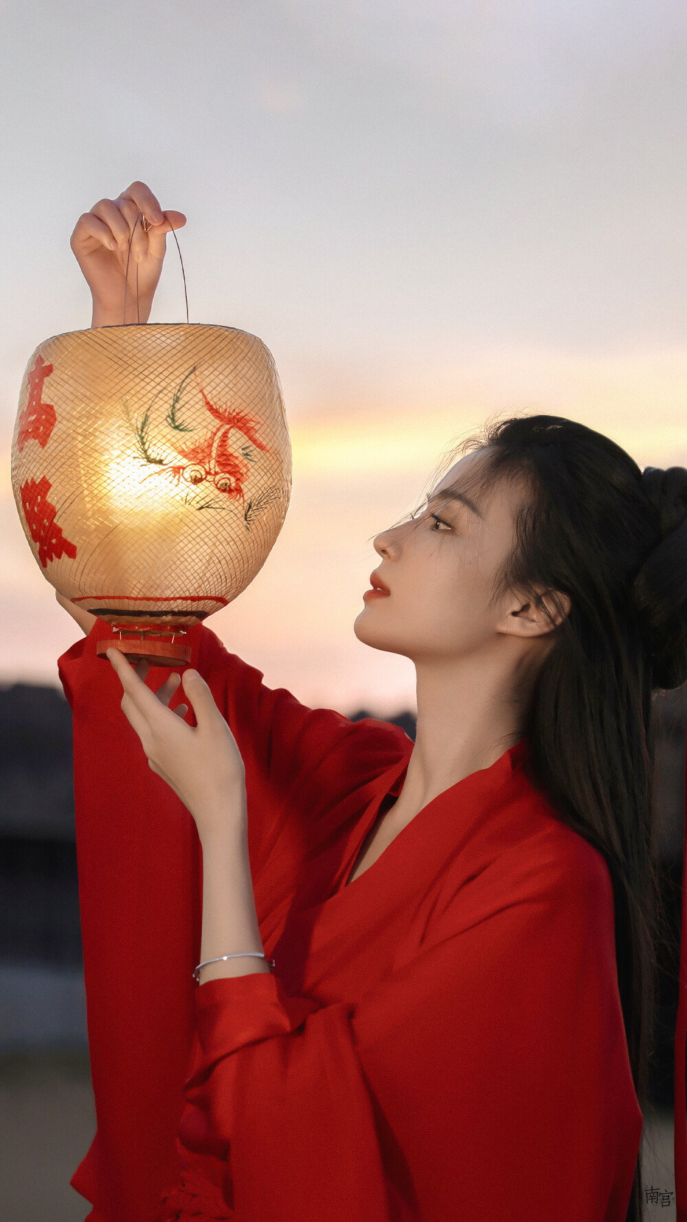 王楚然王楚然红衣跳舞氛围感