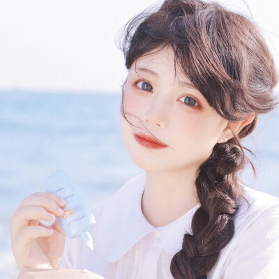 与日月齐光/女头。
@周迟 原截蒙蒙 二传标明 拿图收藏专辑