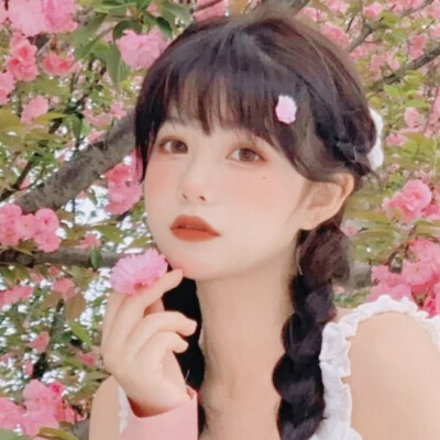 与日月齐光/女头。
@周迟 原截蒙蒙 二传标明 拿图收藏专辑