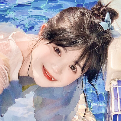 与日月齐光/女头。
@周迟 原截蒙蒙 二传标明 拿图收藏专辑