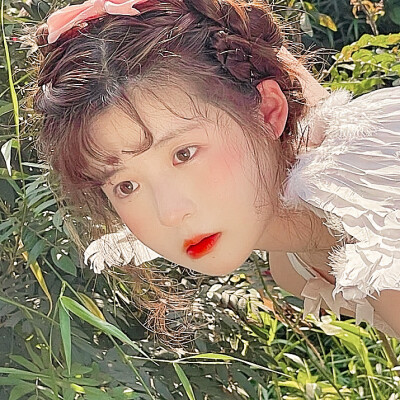 与日月齐光/女头。
@周迟 原截蒙蒙 二传标明 拿图收藏专辑