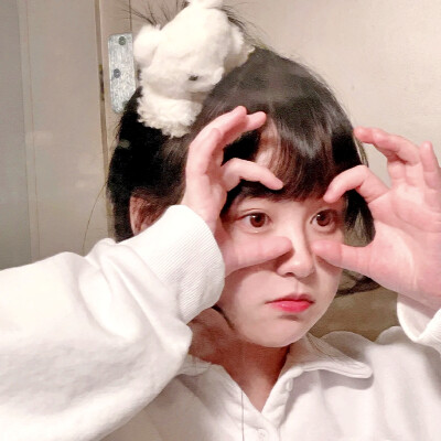 与日月齐光/女头。
@周迟 原截蒙蒙 二传标明 拿图收藏专辑