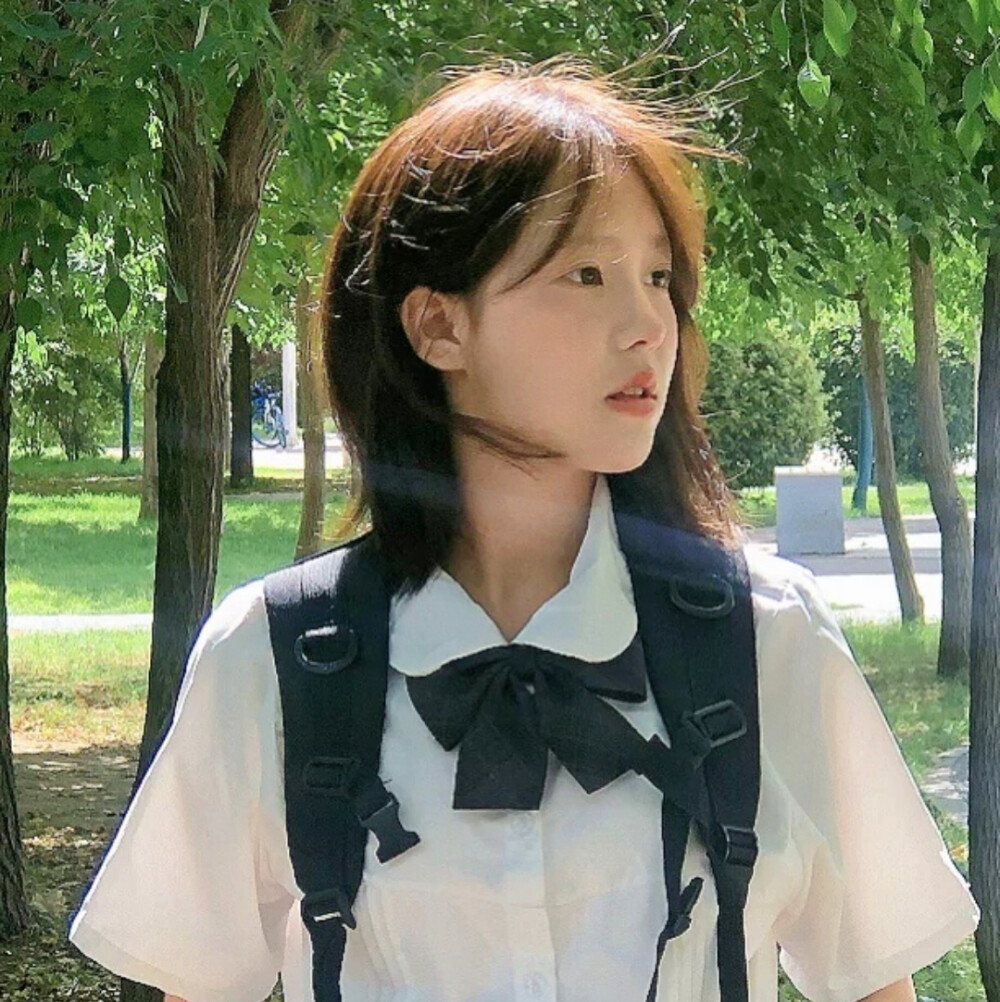 
傍晚吹来的晚风能与夏天的遗憾平分