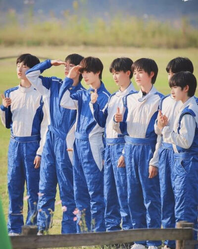 时代少年团yyds
每次拿团体照当背景都会少人
真的很苦恼啊╮(￣⊿￣)╭