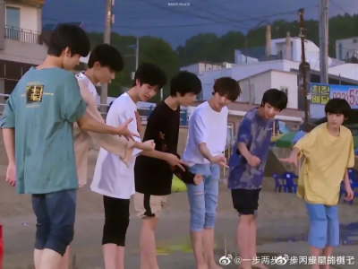 时代少年团yyds
每次拿团体照当背景都会少人
真的很苦恼啊╮(￣⊿￣)╭