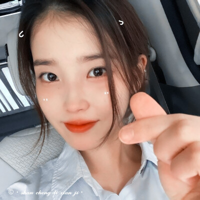 ©IU
“我偷偷替你向神明  祈求你平安  世人不知道  只有神知道”
原小加州