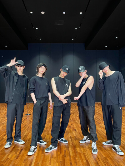 【210821 推特】官方号更新
I'm a LO♡ER I'm a LO♡ER
Lover with a $ dollar sign
Is a LO$ER
#TOMORROW_X_TOGETHER