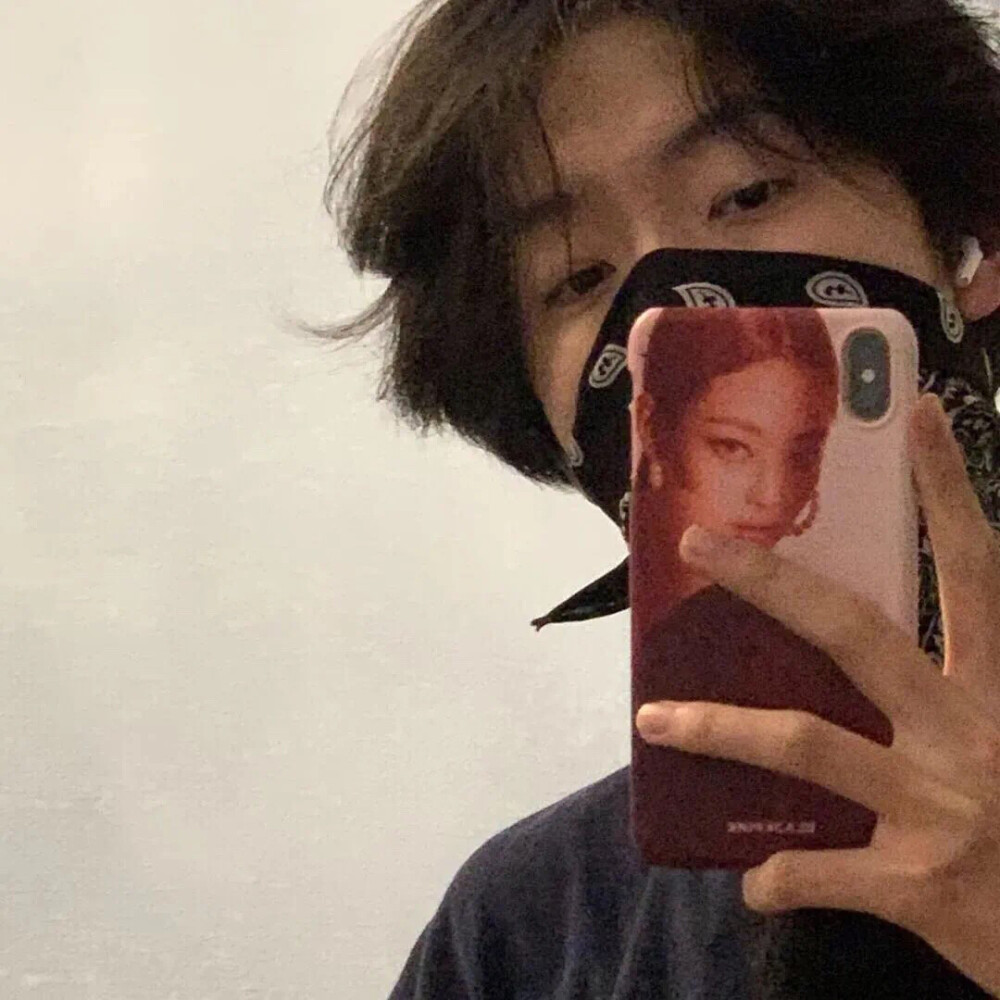 暖色调//
男头拿赞