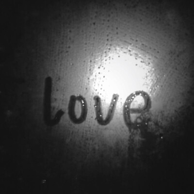 :害怕孤独的人，有发烫的灵魂。