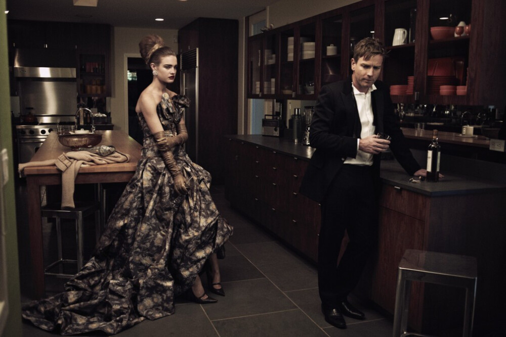 US Vogue July 2010 "Magnificent Obsession"
Model & Star: Natalia Vodianova & Ewan McGregor
Photographer: Peter Lindbergh
Stylist: Grace Coddington
Hair: Didier Malige
Makeup: Stéphane Marais
[thefashionspot@VogueGirl8910]