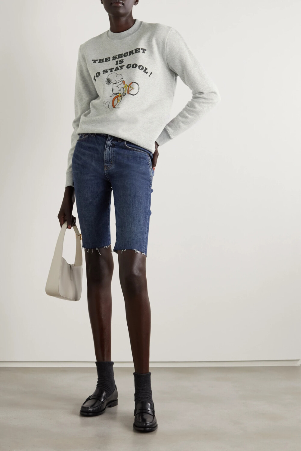 saint laurent 这款卫衣采用棉质混纺平纹布制成,背衬柔软抓绒,正面印