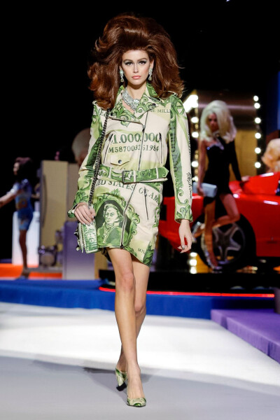 Moschino Ready To Wear Fall Winter 2019 Milan
#Kaia Gerber#