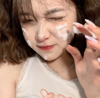  我们涉身浪潮与爱。