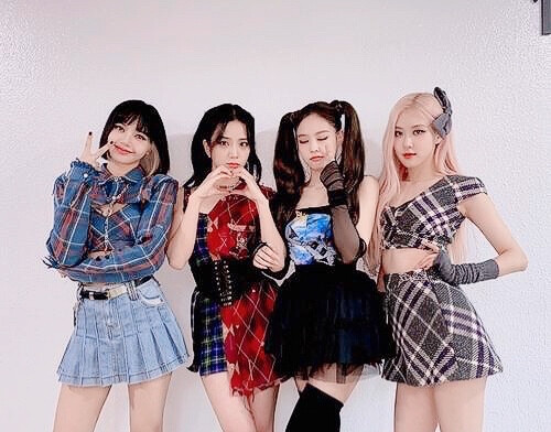 BLACKPINK
那就把婚礼背景颜色改成粉色，把手捧花换成粉锤，把背景音乐换成whistle 娶不了她们那就回忆青春！
