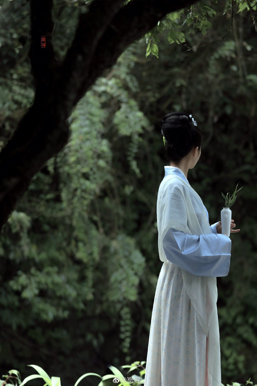 “梅子黄时日日晴，
小溪泛尽却山行。”
摄影：@岚寻_
出镜：@是雨诗呀
#重庆约拍##成都约拍##汉服约拍# ​​​