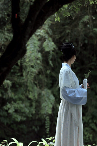 “梅子黄时日日晴，
小溪泛尽却山行。”
摄影：@岚寻_
出镜：@是雨诗呀
#重庆约拍##成都约拍##汉服约拍# ​​​