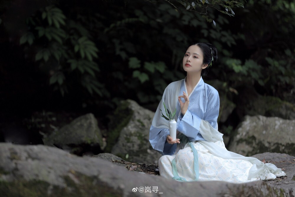 “梅子黄时日日晴，
小溪泛尽却山行。”
摄影：@岚寻_
出镜：@是雨诗呀
#重庆约拍##成都约拍##汉服约拍# ​​​