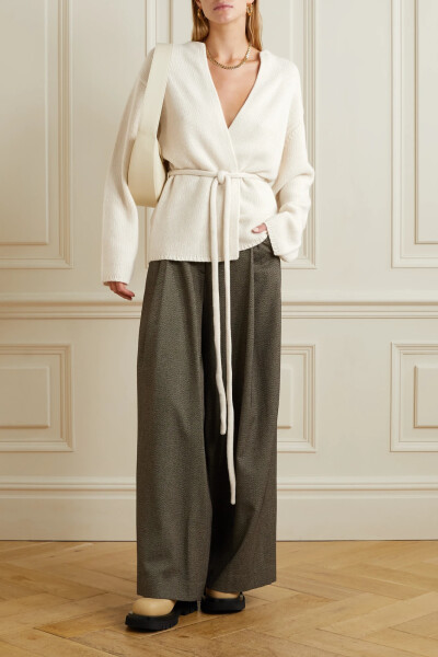 Joseph 将精湛工艺与精致简约的廓形设计相结合，打造的作品不仅时髦有型，且经久耐穿。这款开襟衫是以柔软的羊绒制成，宽松衣身配有可拆卸的自系式腰带，品牌特定的 “Papyrus” 象牙白色调清新百搭。