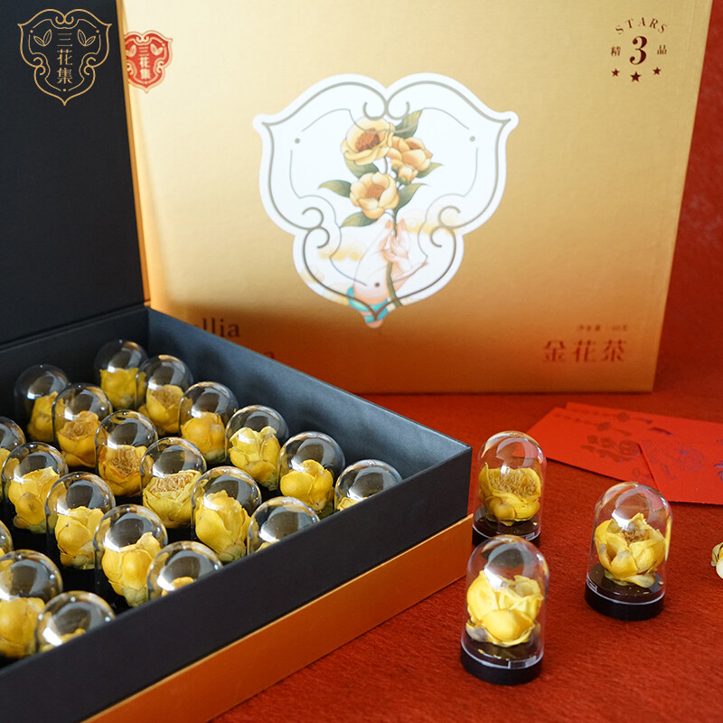 三花集金花茶-复古轻奢精品礼盒装
三花集金花茶采用了亮眼的金色为主色调，以喜庆光辉的红色做点睛之笔，营造出了一种扑面而来的浓烈喜庆氛围和精致感，能给消费者传达一个有温度的品饮形象。