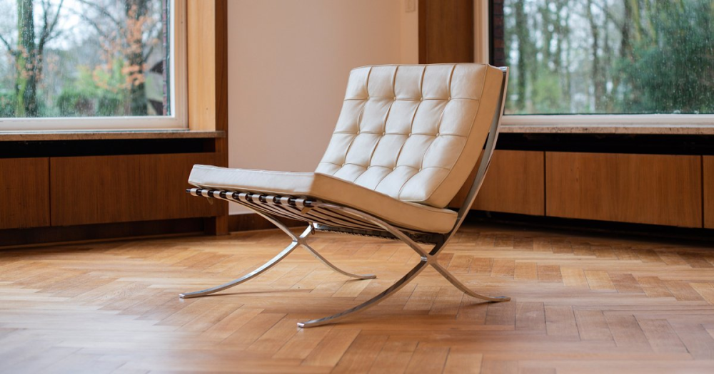 椅子3
Barcelona armchair, d. Ludwig Mies van der Rohe. 1929
路德维希-米斯-凡-德-罗被称为二十世纪最有影响力的建筑师。他的设计和总体前景塑造了现代城市今天的面貌。少即是多--由密斯-凡-德-罗制定的原则--永久地抓住了所有建筑师的心。
1929年，密斯-凡德罗为巴塞罗那国际博览会设计了德国馆，这是一个由钢铁、玛瑙、洞石和玻璃组成的真正的杰作。建筑师摒弃了装饰，将室内与周围的景观融为一体。密斯-凡德罗知道国王阿方索十二世和他的妻子会来参观这个展馆，于是他设计了一个现代主义宝座的版本，这就是后来的巴塞罗那椅，后来卖给了美国的诺尔公司。
