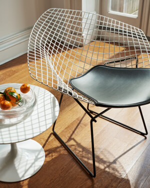 椅子5
Diamond chair, d. Harry Bertoia. 1952

我把一把舒适的椅子比作一件合身的大衣：你根本不觉得你是在穿它。它足够轻，不拥挤，易于移动，"贝托亚谈到他的方法时说。Bertoia转向了他的乙炔火炬实验。这种材料加工方法使得以一种新的方式处理不同的金属合金和塑料成为可能，同时还能生产出轻质的形状。

从1,056欧元起。