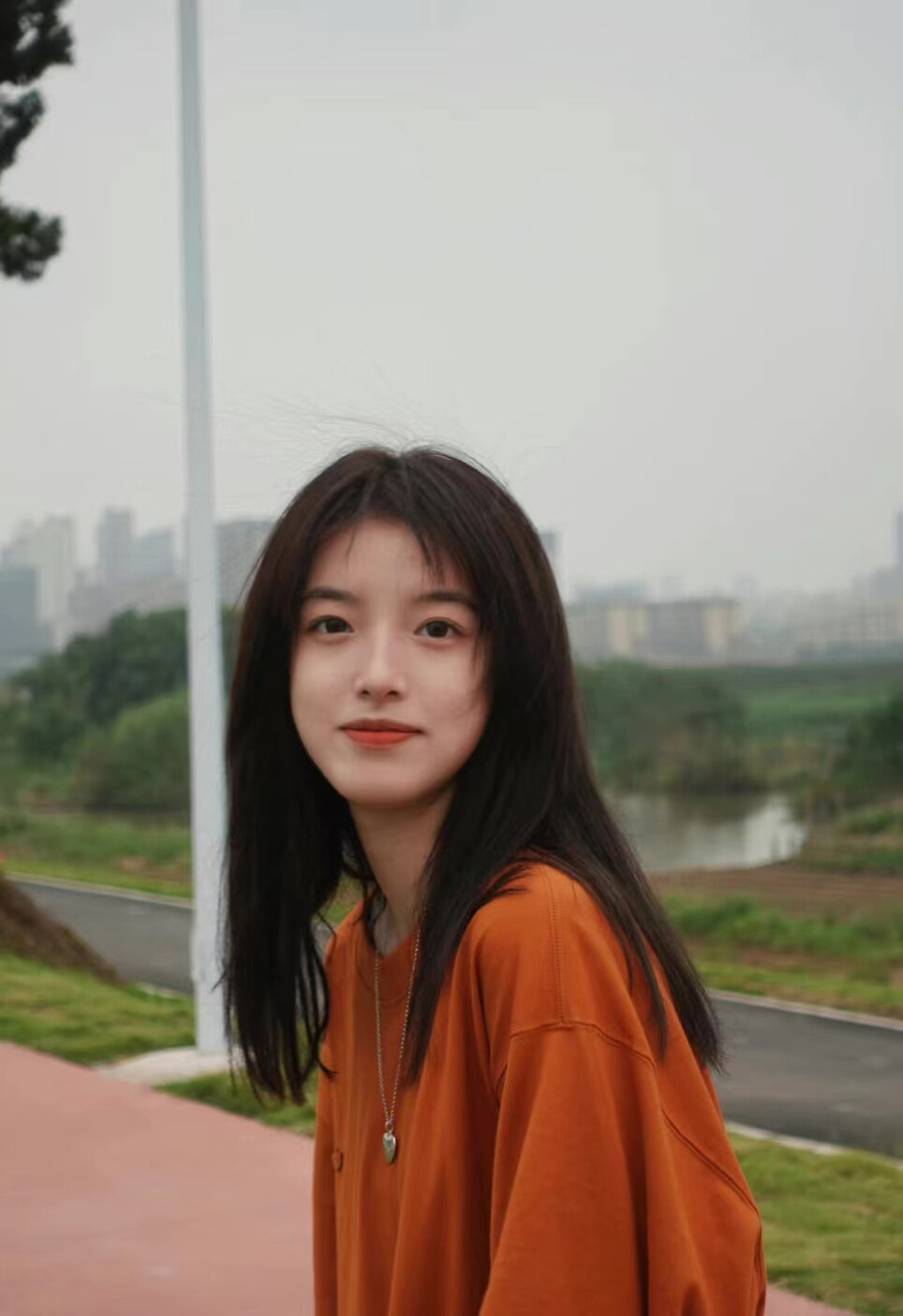 “雨后放晴的蔚蓝天空，使得马路上的污浊水滩也能拥有片刻清澈的颜色。 ​​​”
/小灿摘星 ——klauan