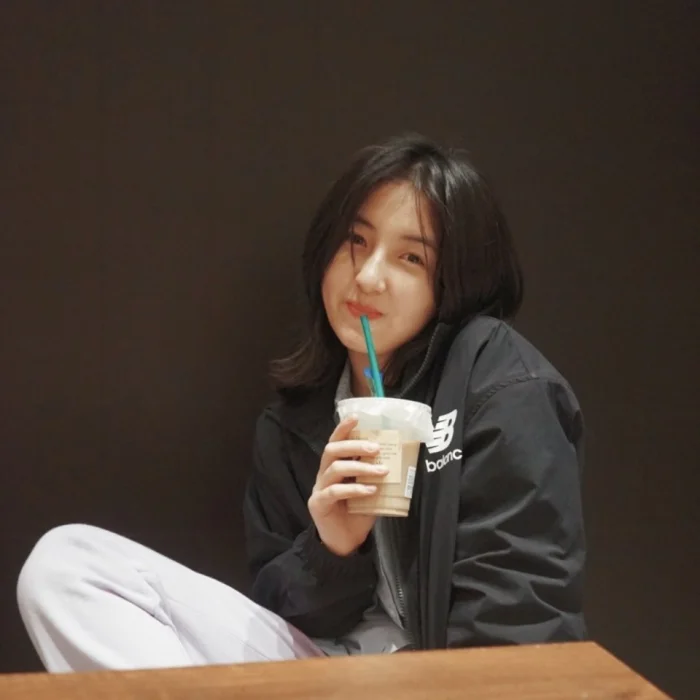 “雨后放晴的蔚蓝天空，使得马路上的污浊水滩也能拥有片刻清澈的颜色。 ​​​”
/小灿摘星 ——klauan