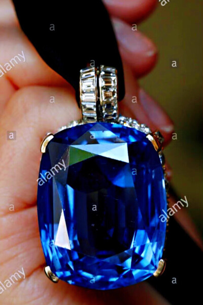 英国温莎公爵夫人沃利斯的蓝宝石吊坠，1951年制作于珠宝商卡地亚，是一颗重达206.82克拉的枕形蓝宝石，上下群镶有11.31克拉的长方形和椭圆形的钻石，可适用于项链或者丝带作为吊坠进行佩戴，蓝宝石吊坠在1987年首次…
