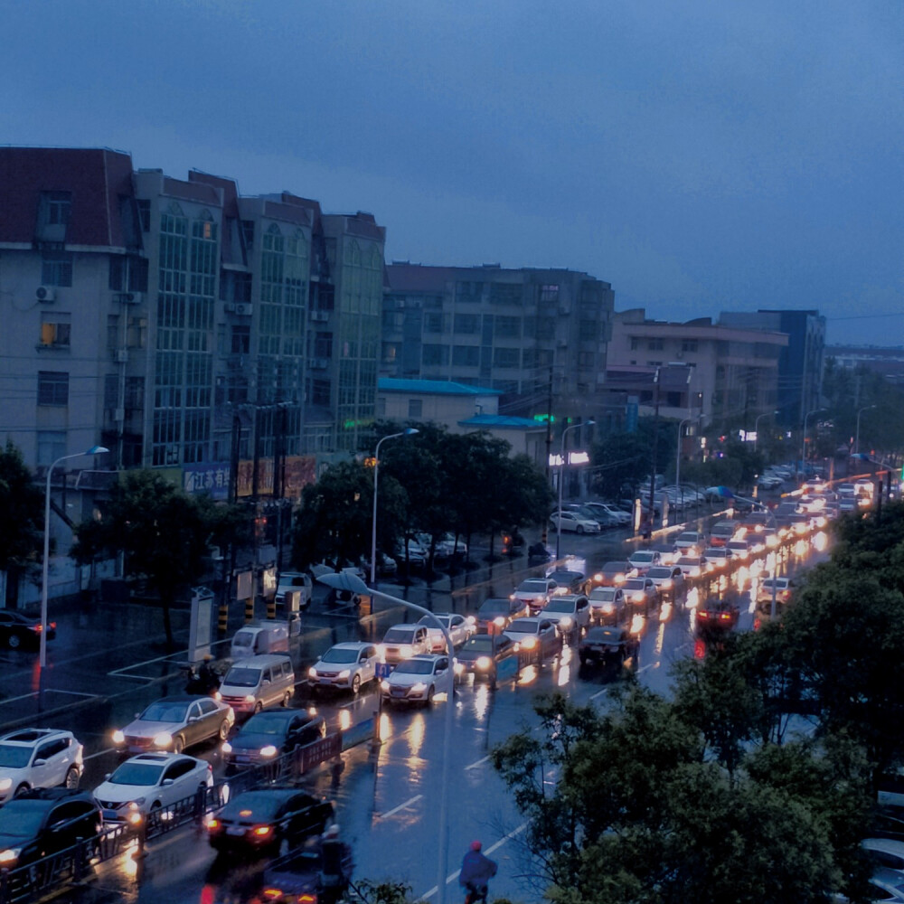 雨后 灯光 