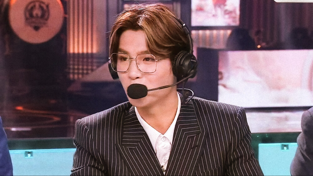 黄明昊●