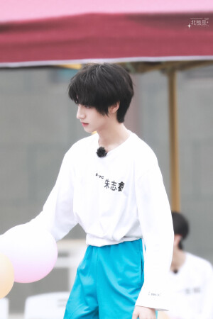 20210829
" 我用爱把你圈起，与这喧嚣隔离。"
最可爱的小朋友公开三周年快乐～

cr：logo