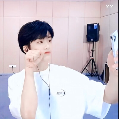 
“夹心，公开三周年快乐”
邓佳鑫/陈梓颜