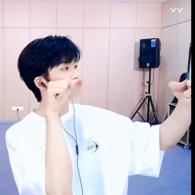 
“夹心，公开三周年快乐”
邓佳鑫/陈梓颜