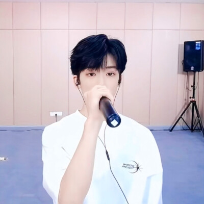 
“夹心，公开三周年快乐”
邓佳鑫/陈梓颜