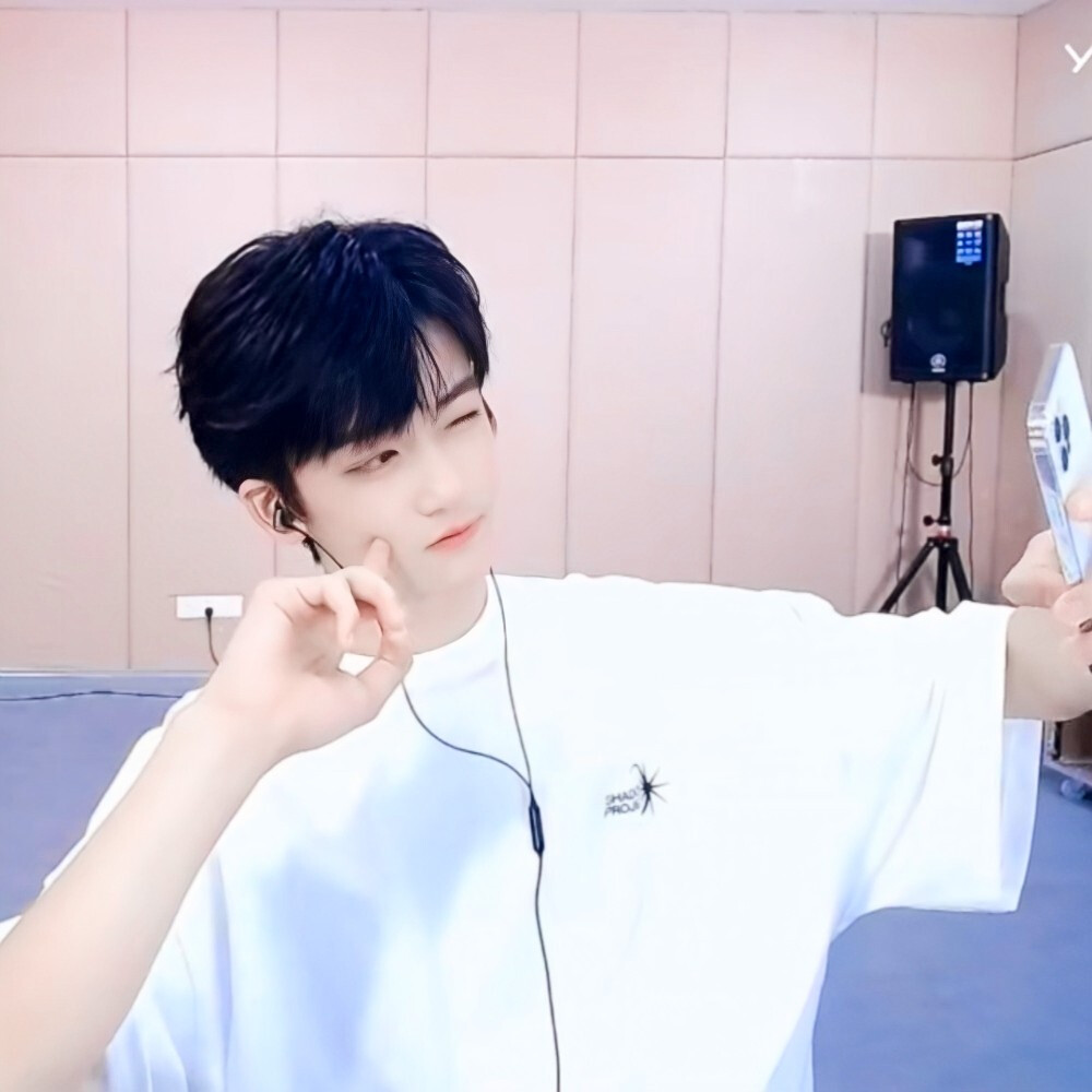 
“夹心，公开三周年快乐”
邓佳鑫/陈梓颜