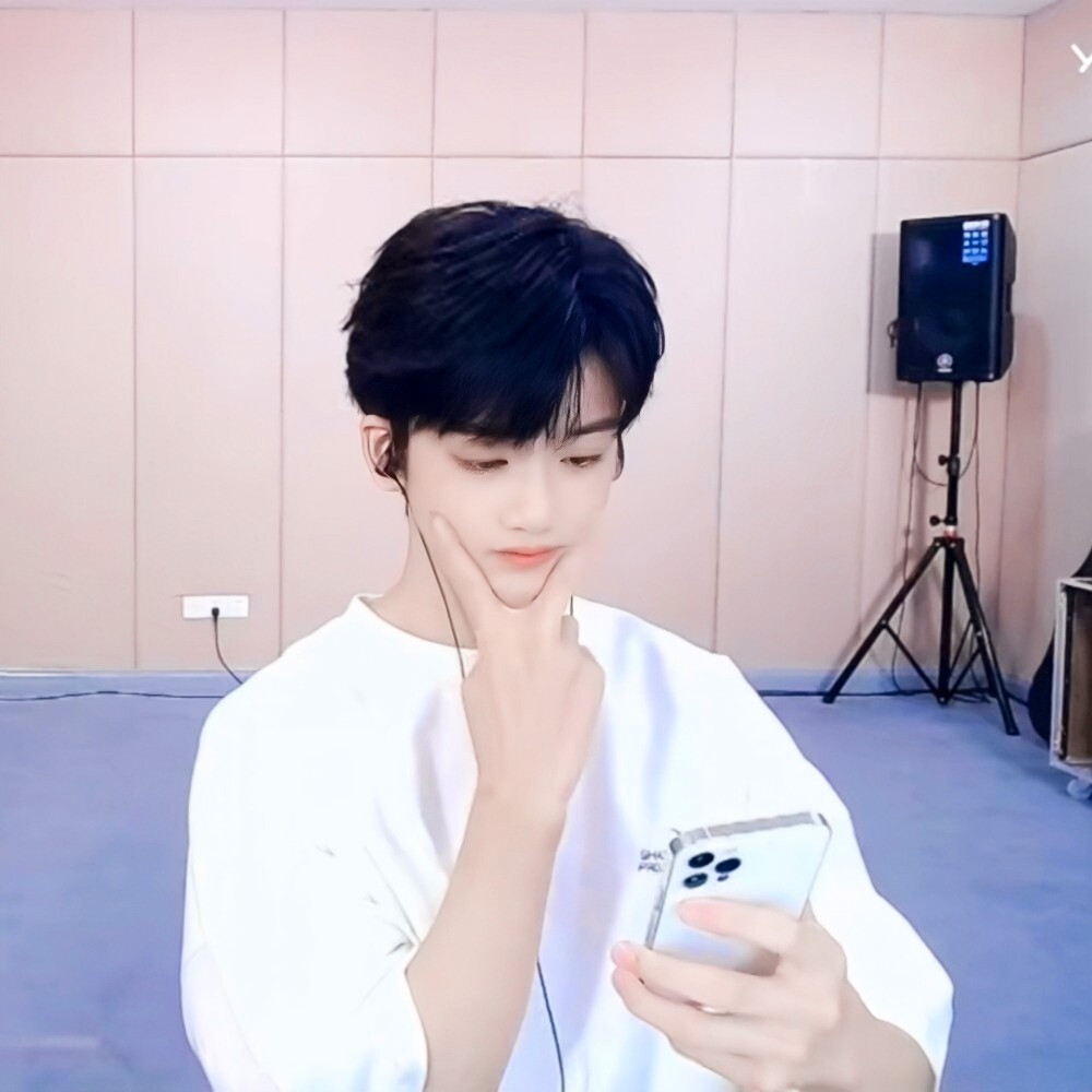 
“夹心，公开三周年快乐”
邓佳鑫/陈梓颜