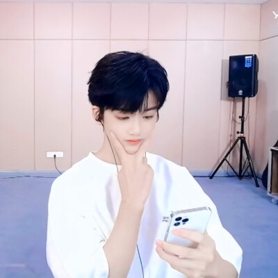 
“夹心，公开三周年快乐”
邓佳鑫/陈梓颜